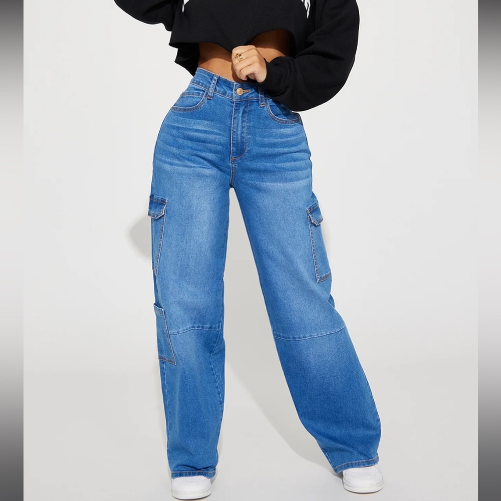 Take The High Road Cargo Jeans - Medium Wash